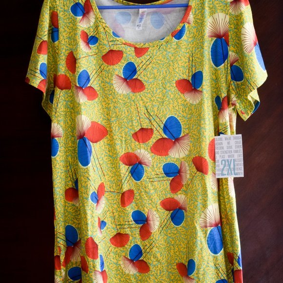 LuLaRoe Classic T - Picture 1 of 2